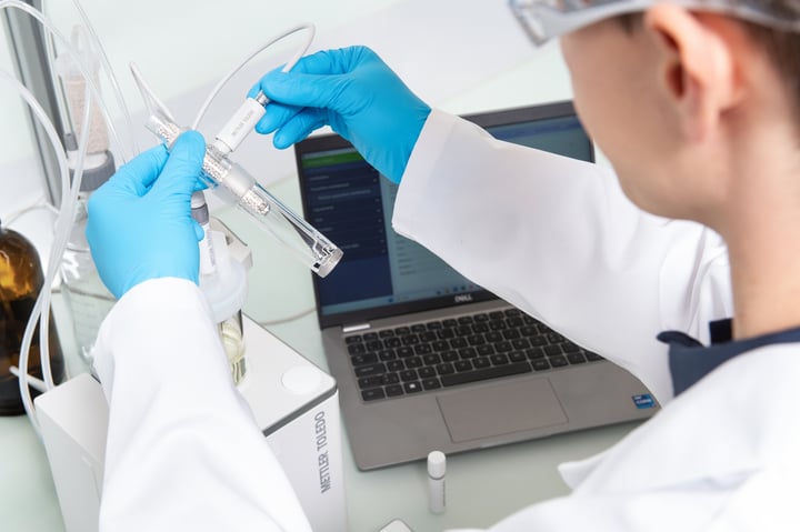 EVA_KF_Coulometric_Titrator_Generator_Electrode_Close_Up-VI-I-TI-20250709-00206927