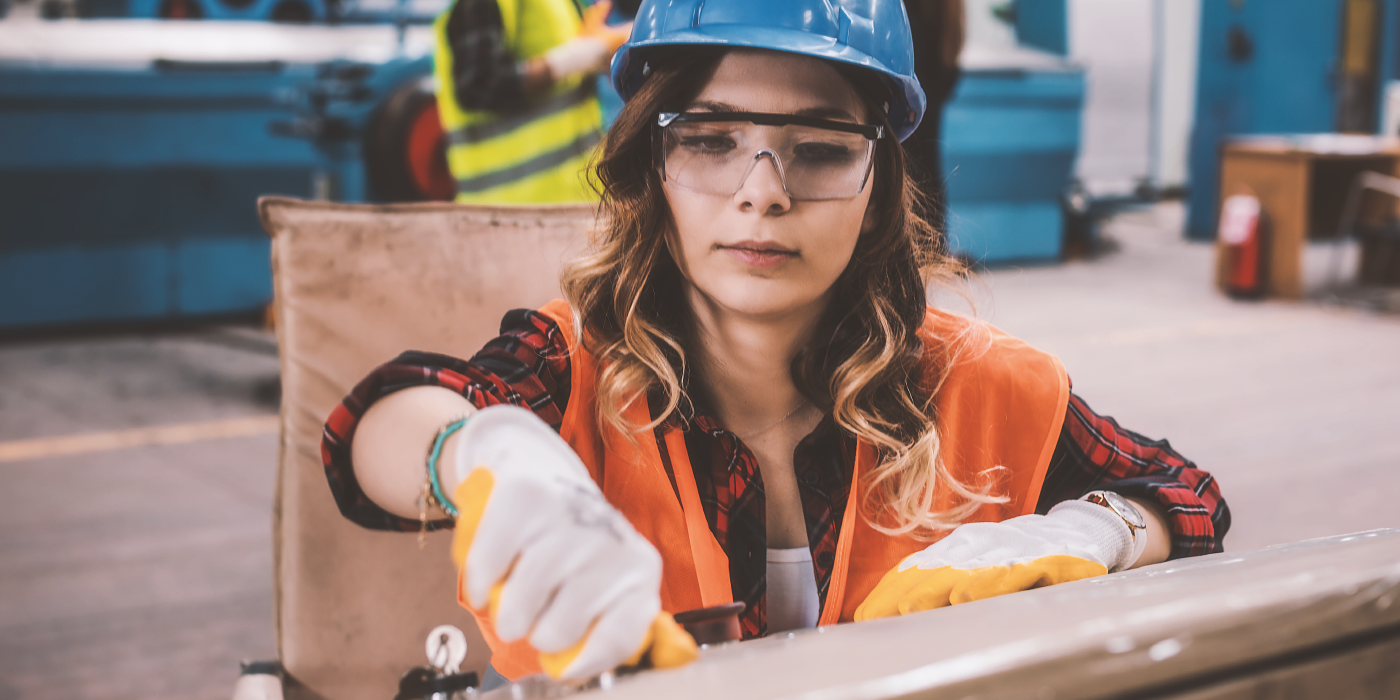 Mujer trabajando con seguridad industrial